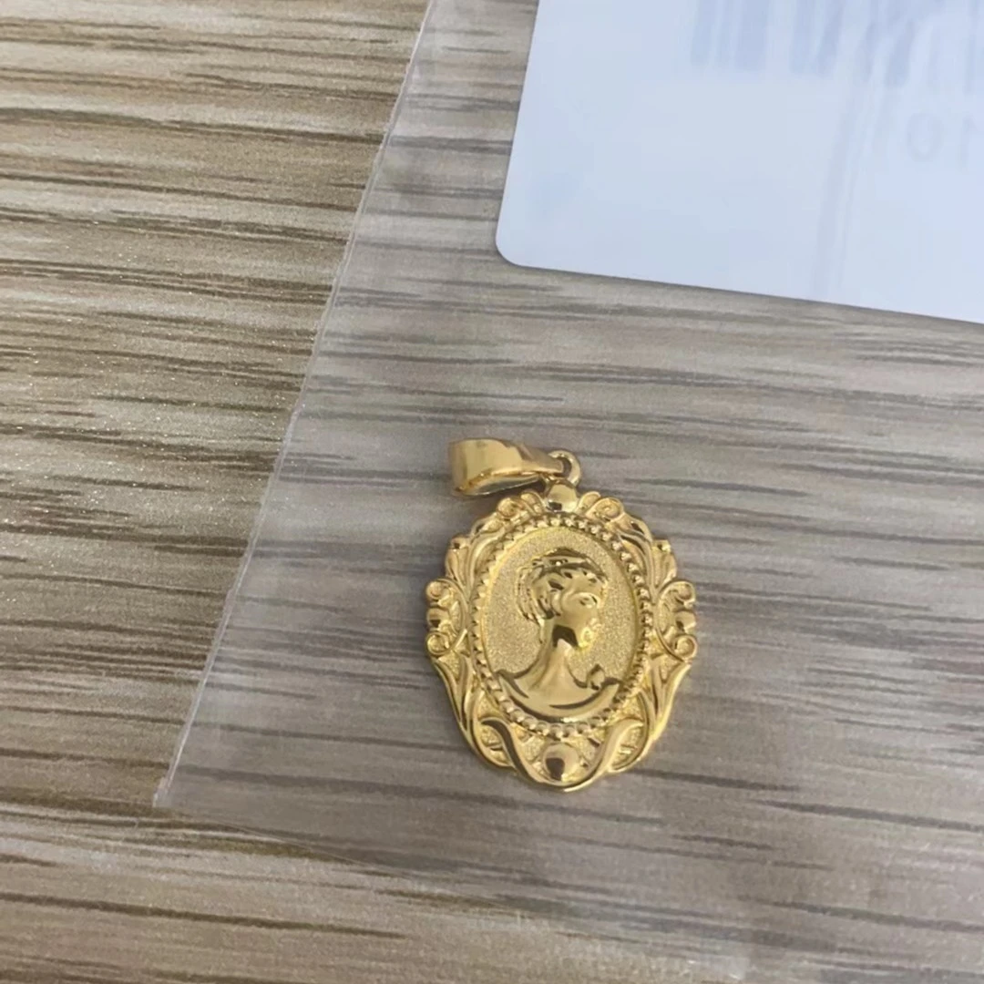 足金999 花边女王牌吊坠