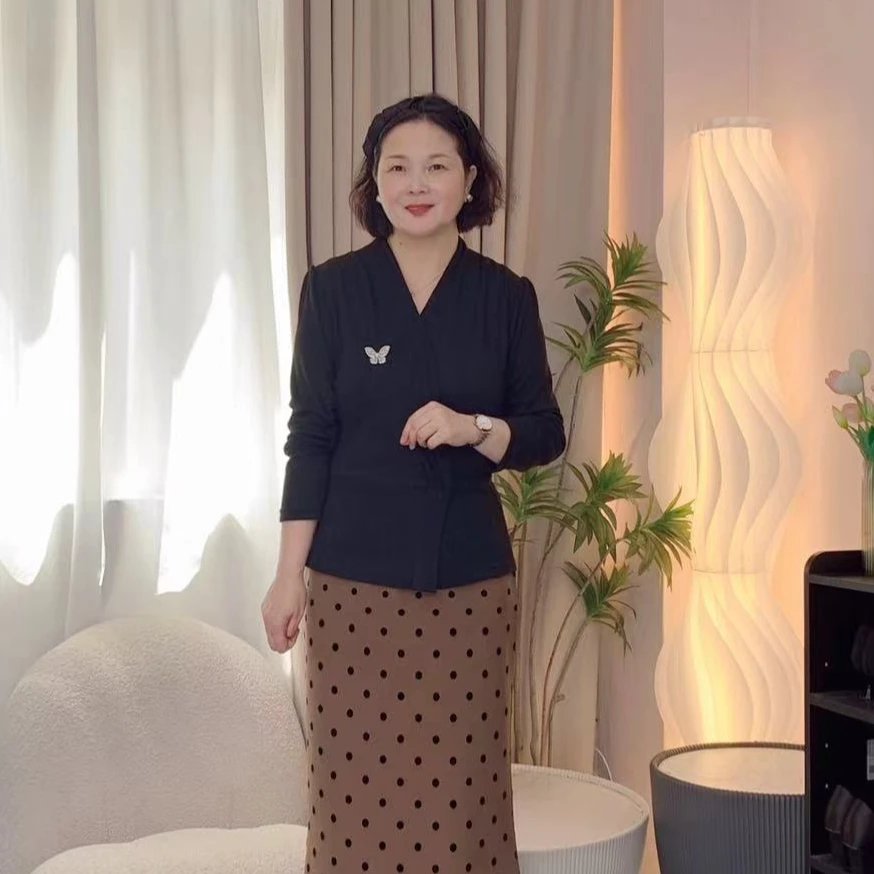 【上衣】秋季新款针织V领套头显瘦遮肉百搭气质大码女装高级设计感
