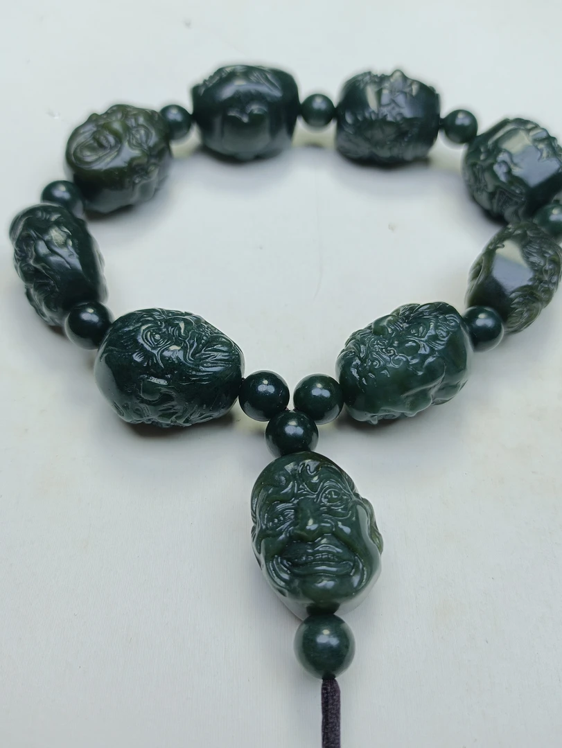 新疆和田玉十八罗汉手串手持