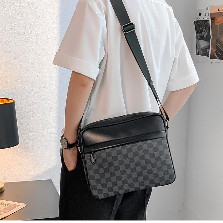 男士新款时尚真皮休闲单肩相机包商务斜挎包横款百搭格子男跨包潮