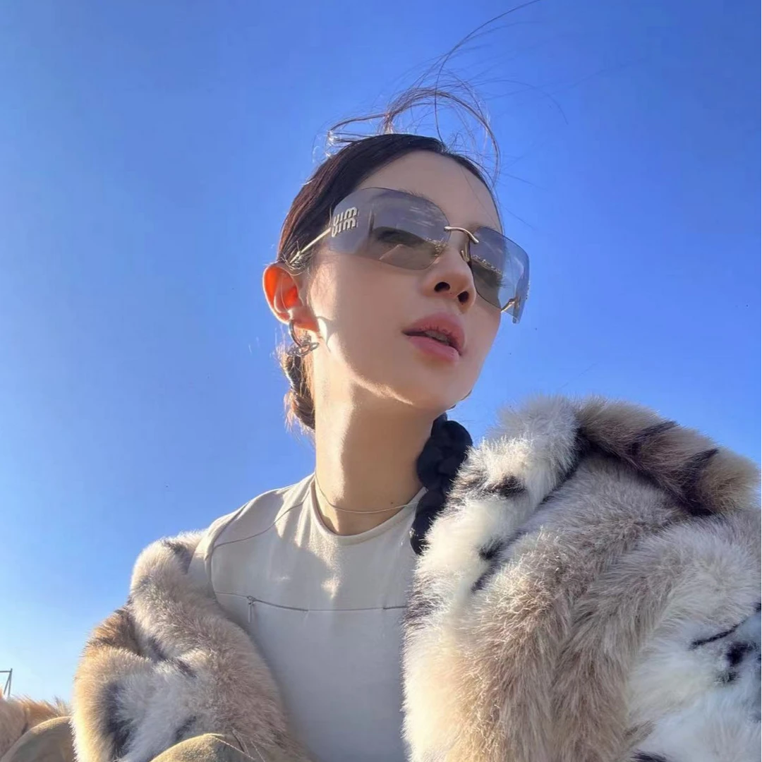 全新未使用 MIU MIU/缪缪 MIUMIU新款字母茶色墨镜 不支持七天