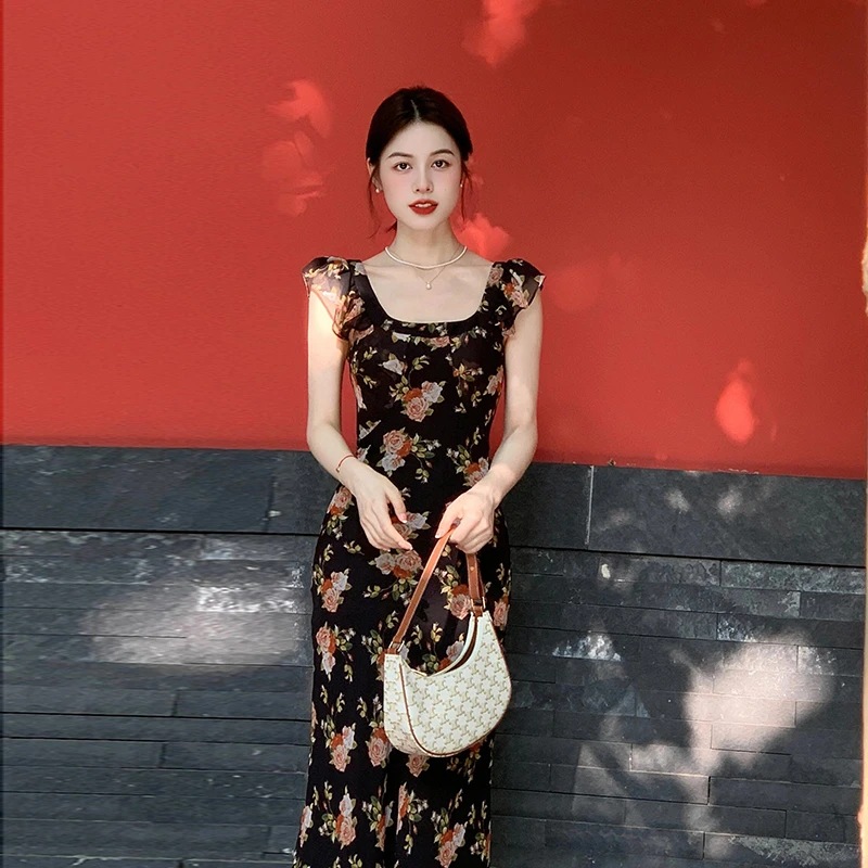 小飞袖绝美碎花吊带连衣裙子女夏法式茶歇高级感收腰复古黑色长裙