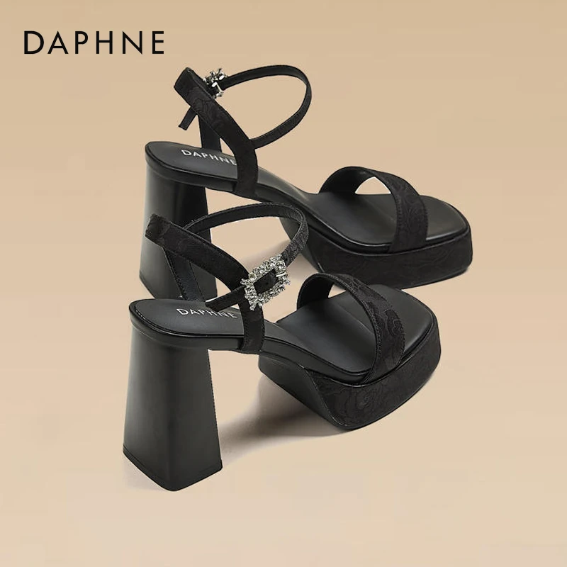 达芙妮高跟凉鞋女款2025新款爆款洋气粗跟女鞋防水台一字带凉鞋子