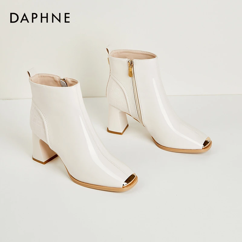 达芙妮米白方头亮皮靴子女英伦风加绒保暖漆皮短靴粗跟高跟时装靴