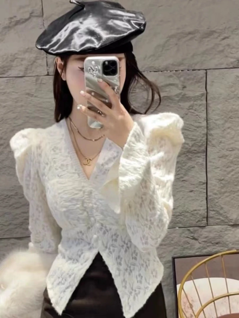 秋季纯欲风V领自带胸垫泡泡袖镂空修身显瘦蕾丝上衣女法式设计感