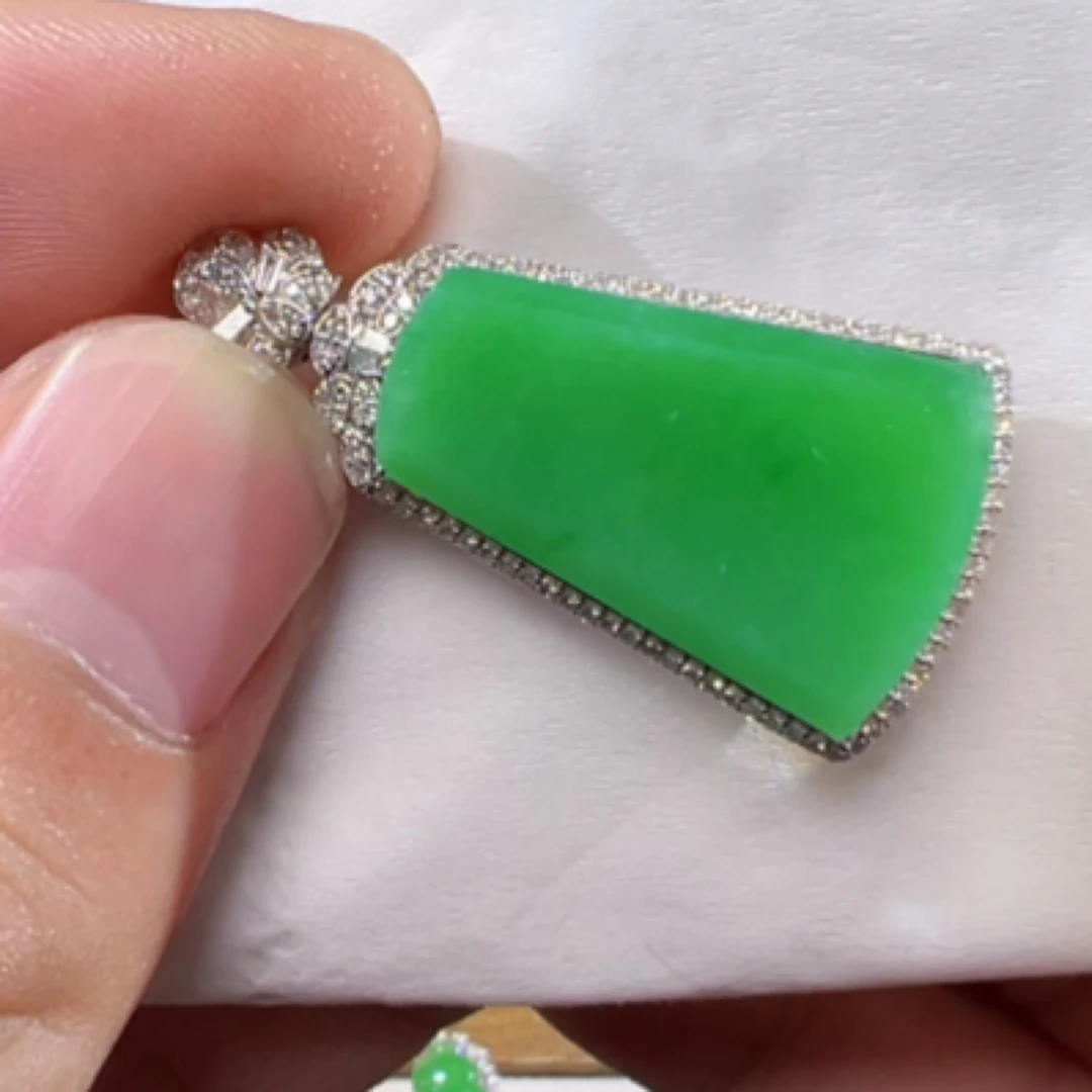 天然缅甸翡翠吊坠