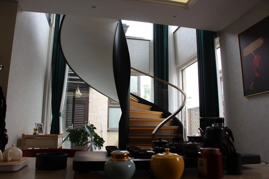 设计定制实木玻璃升降电动室外钢板为主体的旋转楼梯，稳重耐看