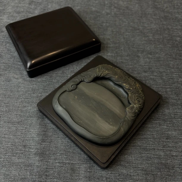 歙砚 金星坑 玉带金星 配大红酸枝盒12.2/11.7/2