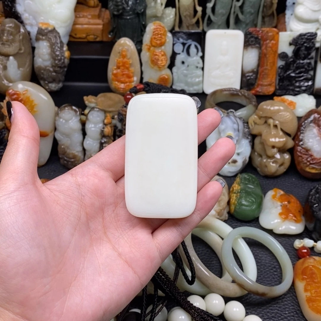 和田玉颈饰未镶嵌烟**?