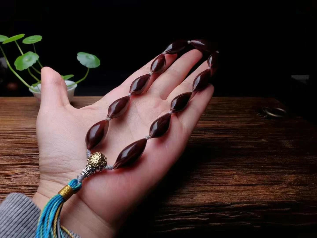 【范道竹核雕艺术】紫气东来.1.1*2.1cm橄榄核紫核szgw/20240101