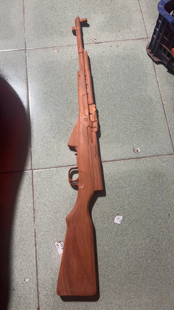 邵氏紫檀，玩具木雕模形长81公分，不可发射，需要上腊联系客服备注。