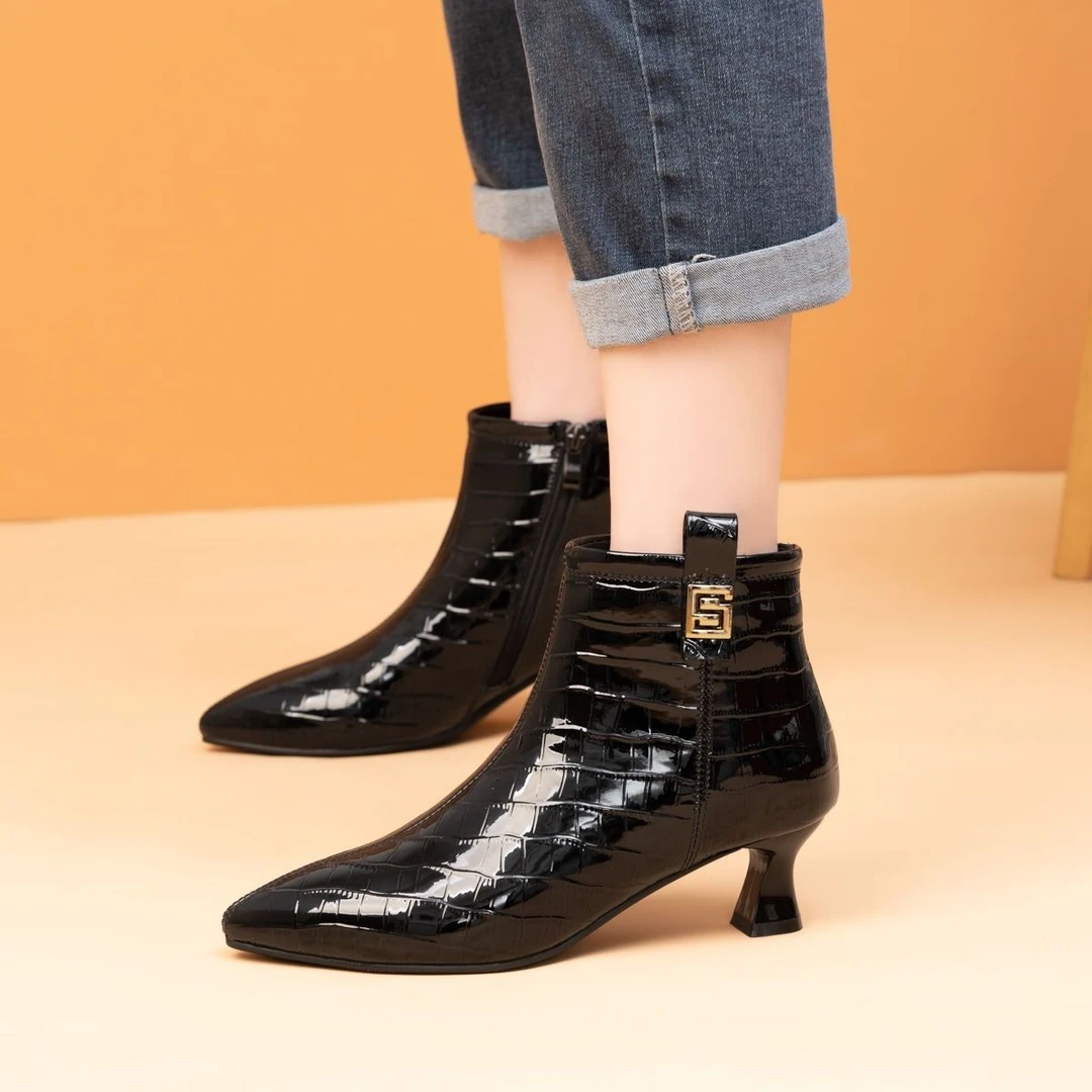 亮面漆皮小猫跟短靴韩版细跟尖头踝靴女秋冬加绒时装靴女低跟单靴