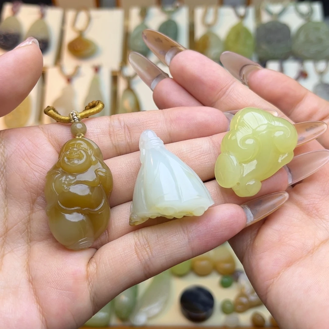 和田玉颈饰未镶嵌桔***花