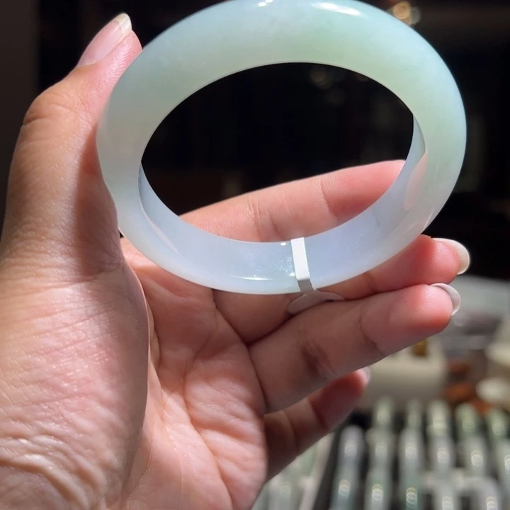 翡翠手镯未镶嵌毛*哥