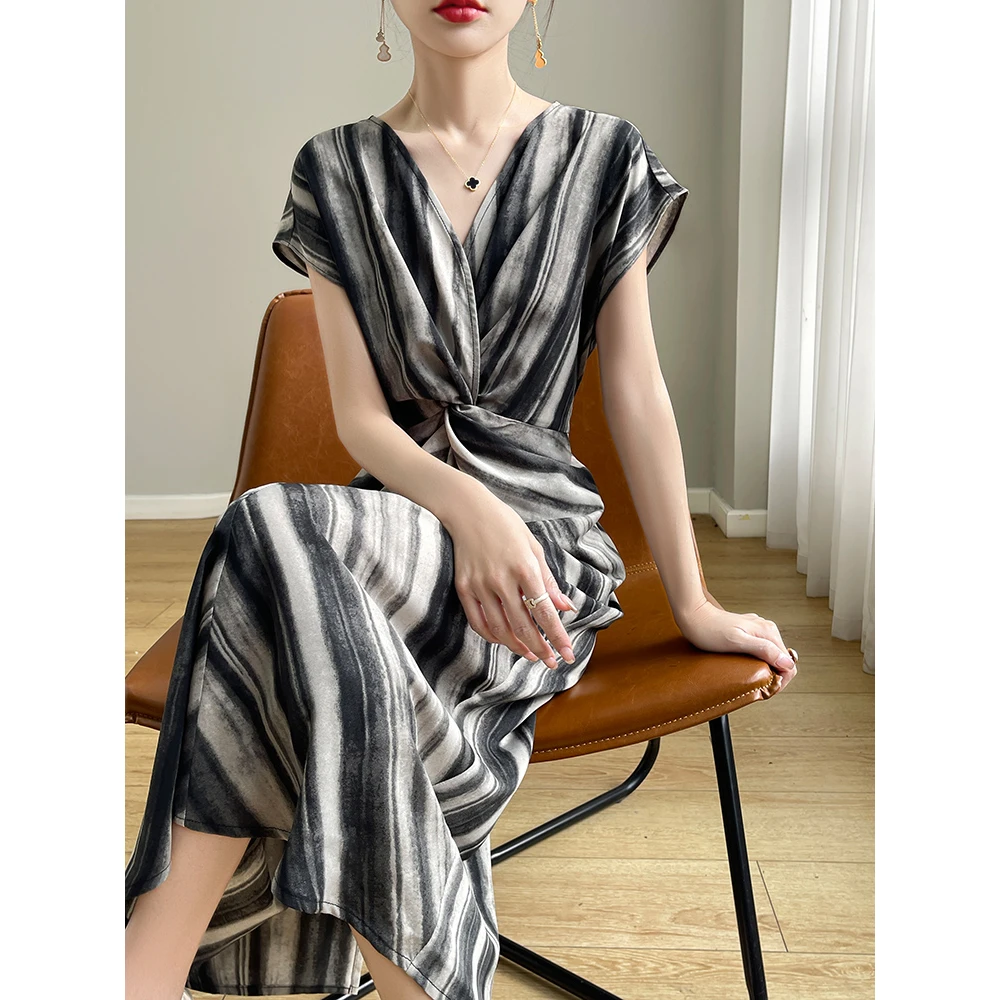 2024新款高端V领长裙小众设计感裙子法式遮肚子减龄连衣裙女夏