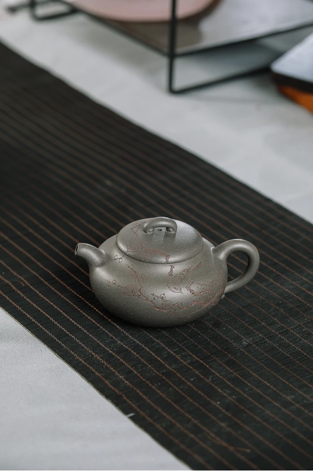 柿圆壶．范春锋紫砂，青灰泥