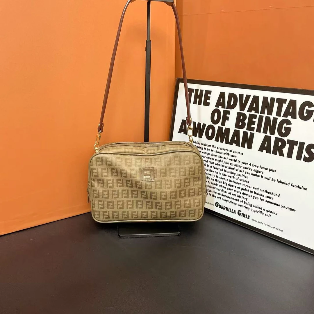 95新 FENDI/芬迪 小怡中古/ 芬迪手拿包/斜挎包