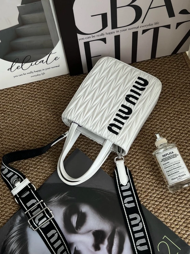 95新 MIU MIU/缪缪 赤境· 6570白色字母logo手提斜挎包