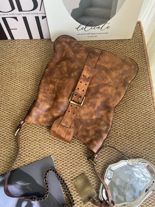 95新 Celine/思琳 赤境·2893 棕色弹壳秀款斜挎包01