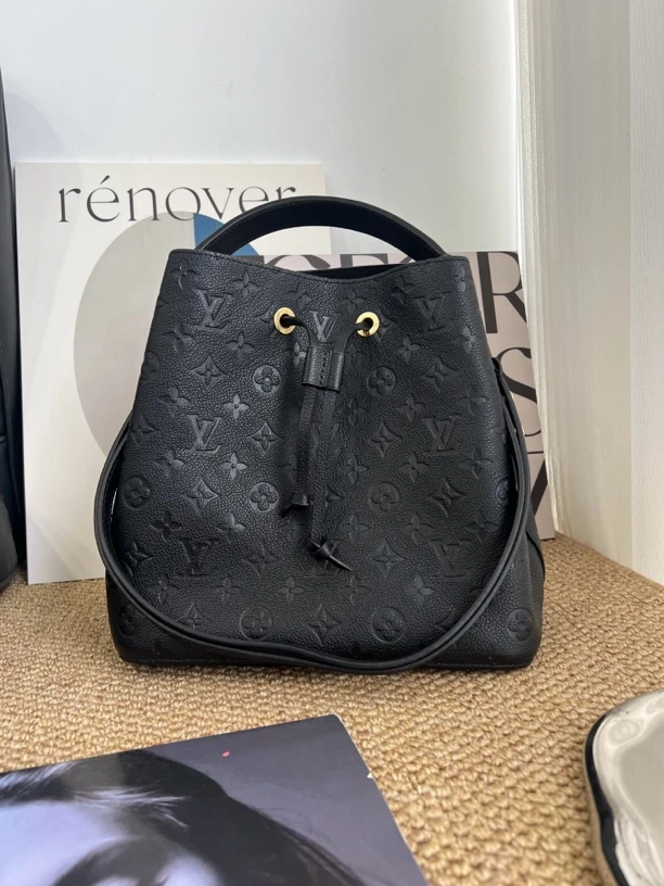 95新 LouisVuitton/路易威登 赤境·7579 黑牛老花抽绳单肩包芯片