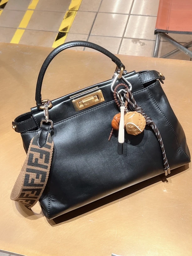 95新 FENDI/芬迪 Fendi 黑金躲猫猫Peekboo斜挎包 高工价 舍得