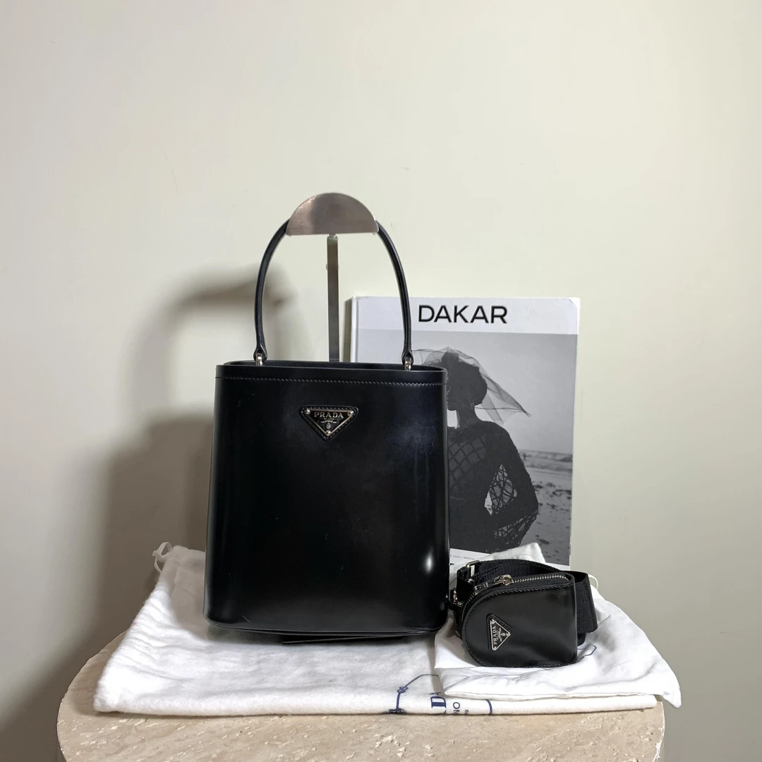 95新 Prada/普拉达 壹臻/黑银panier亮面水桶包/46533787