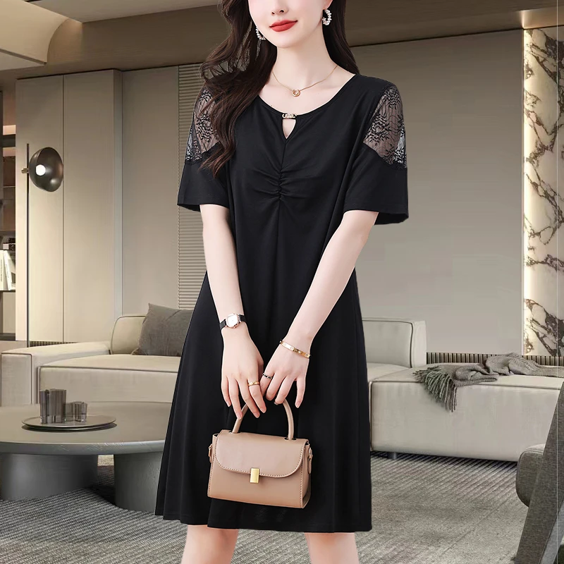 时尚高级感大码胖MM连衣裙女2025夏季新款蕾丝拼接遮肚子小黑裙