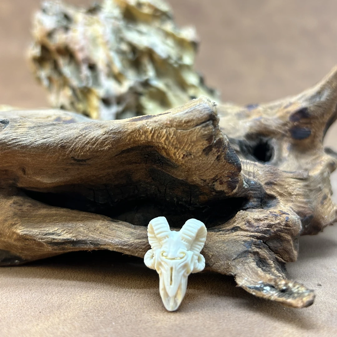【再序】24K精品原色雕刻猛犸牙 羊头三通DIY配饰约21*14*9mm