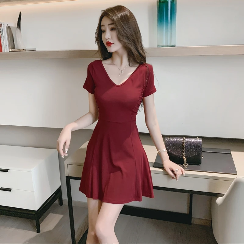 显身材裙子女夏2025新款赫本风v领修身显瘦高腰短裙a字性感连衣裙