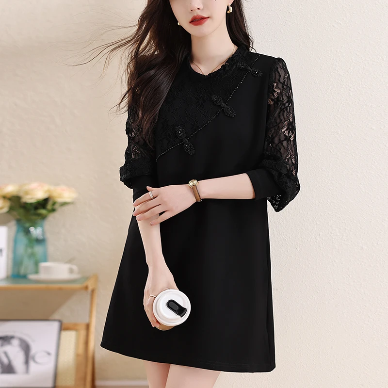 高级感盘扣蕾丝连衣裙女春季2025新款韩版拼接百搭时尚气质A字裙