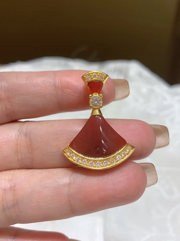 莫桑石18k莫桑大号小裙子吊坠（拍一发一）