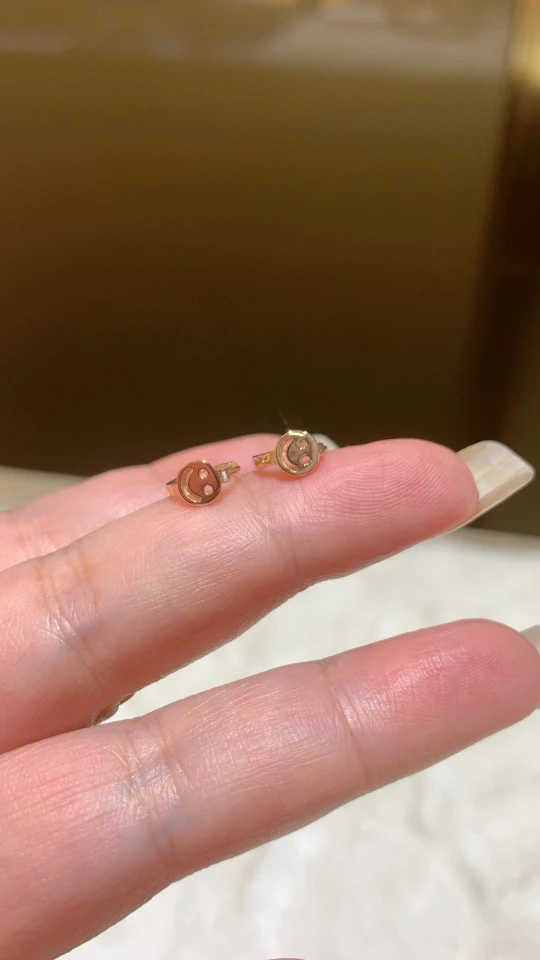 18K玫瑰金笑脸耳骨耳环 秒