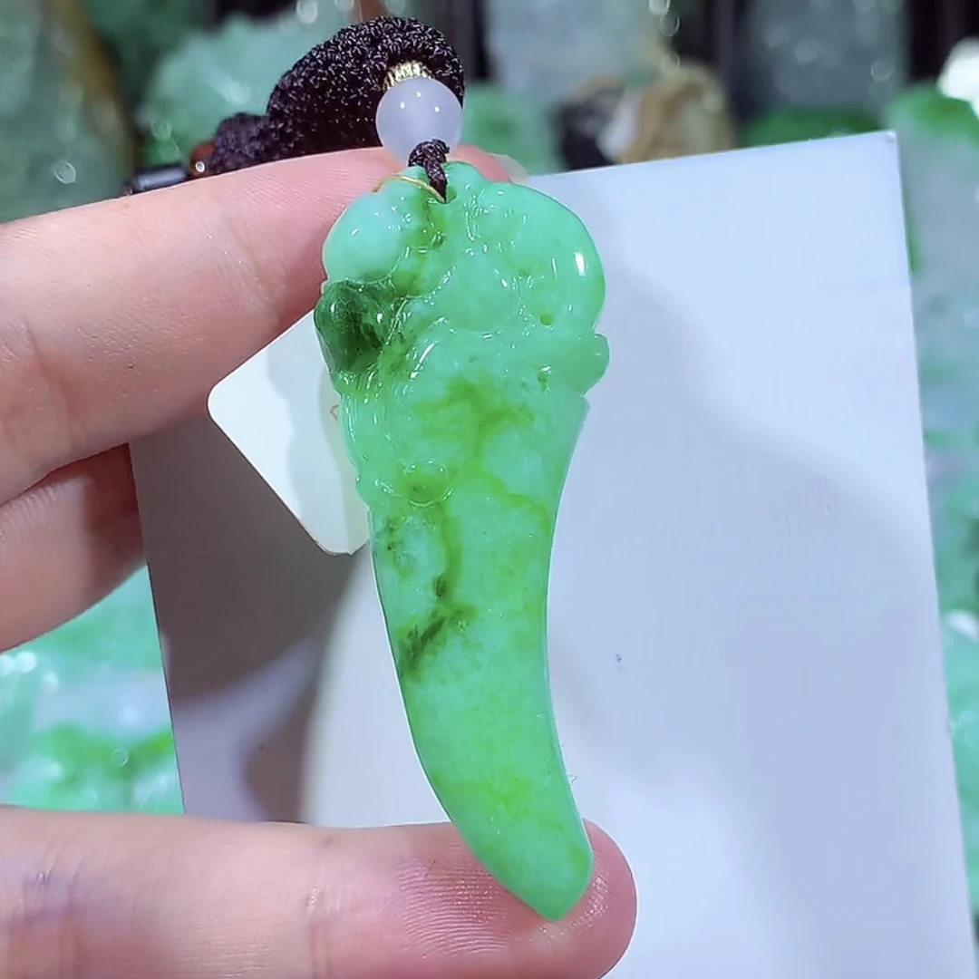 缅甸天然A货翡翠飘阳绿龙牙吊坠