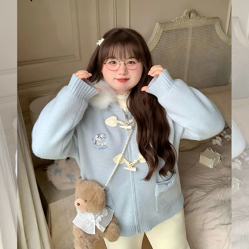 【 LT STUDIO辣条大码】刺绣小狗立体蝴蝶结奶蓝色毛领连帽毛衣开衫
