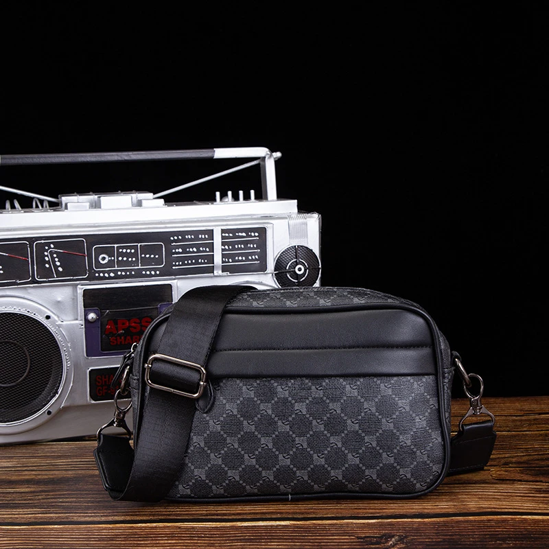 新款潮流潮牌男士休闲格子单肩包韩版皮质斜挎包时尚小方包小背包