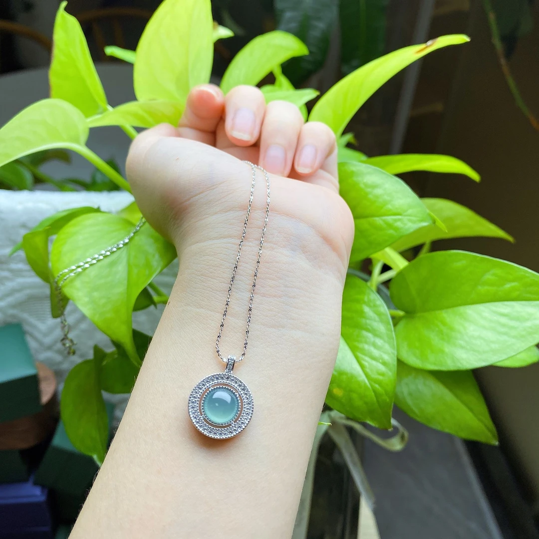 S925银镶嵌天然翡翠圆牌款吊坠轻奢百搭精致时尚-多样性发货