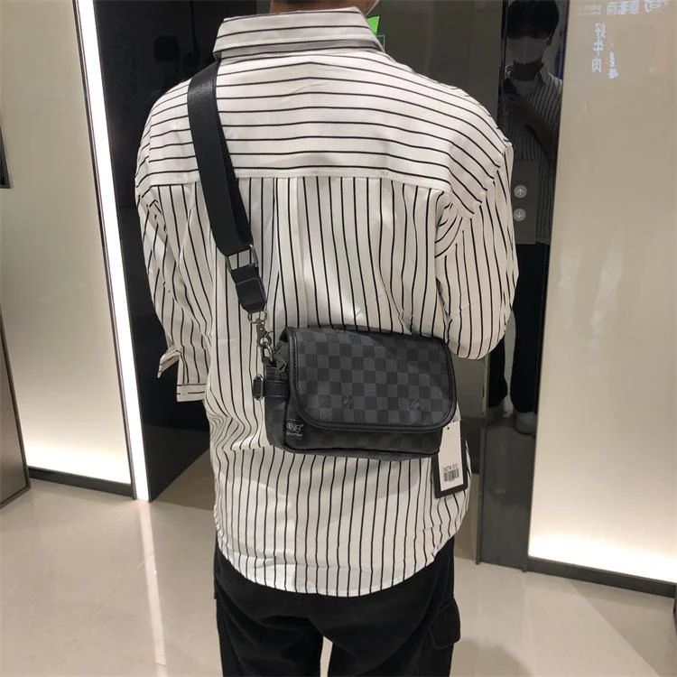 潮时尚格纹男女单肩背包个性日系棋盘格潮酷斜挎翻盖男士小挎包