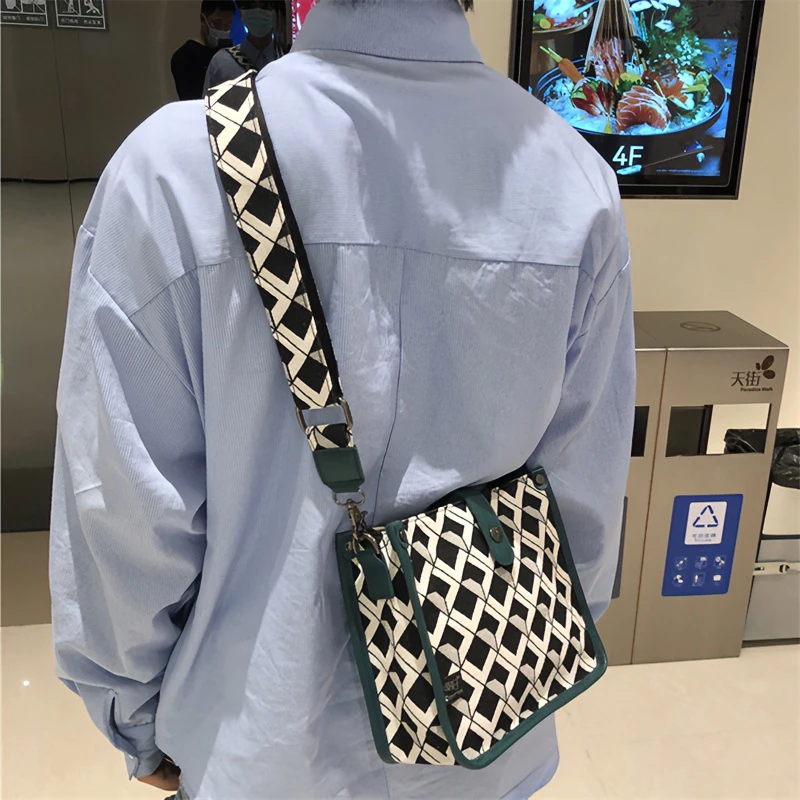 threebox日韩男ins帆布斜挎包男女单肩小包黑白户外男士小挎包