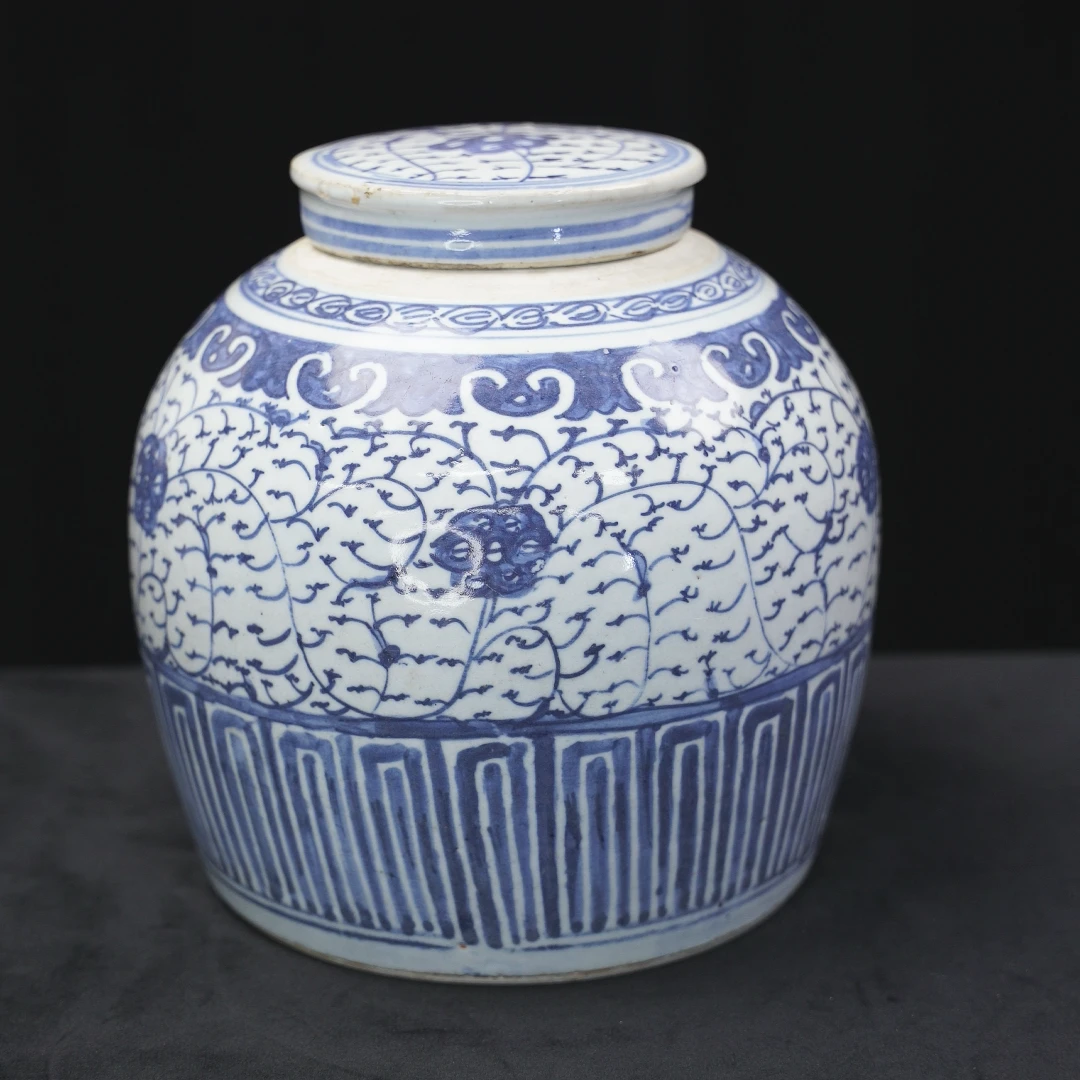 乙0242 清中期青花缠枝宝相花纹罐 口沿芝麻飞皮 盖内口沿绿豆磕