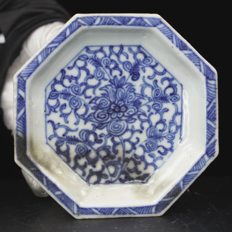 甲49160 清光绪青花缠枝宝相花八角小碟 口沿有小飞皮及先天沁色