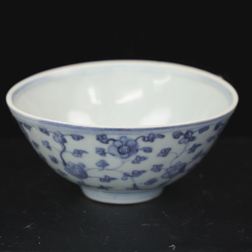 甲18950 明代中期青花缠枝花卉碗 口沿及底足有芝麻飞皮