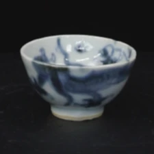 甲23528 清雍正时期青花过墙龙纹杯 口沿有短冲线 内底有留字