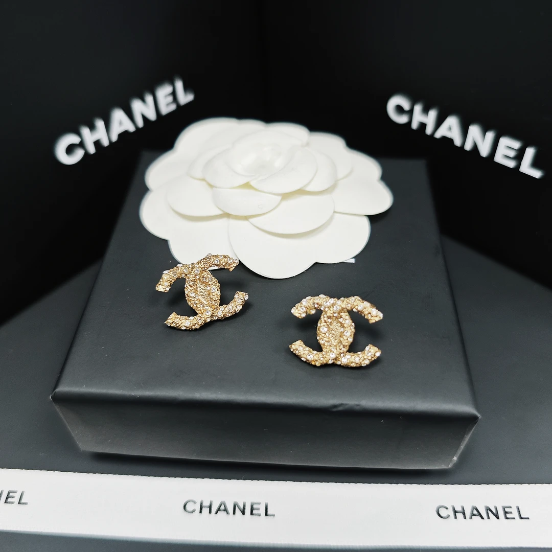 全新未使用 Chanel/香奈儿 耳钉气质时尚金色经典镶钻浮雕