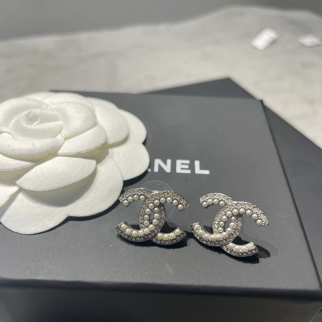 全新未使用 Chanel/香奈儿 /经典双C/百搭/气质/满钻/耳钉AL0072