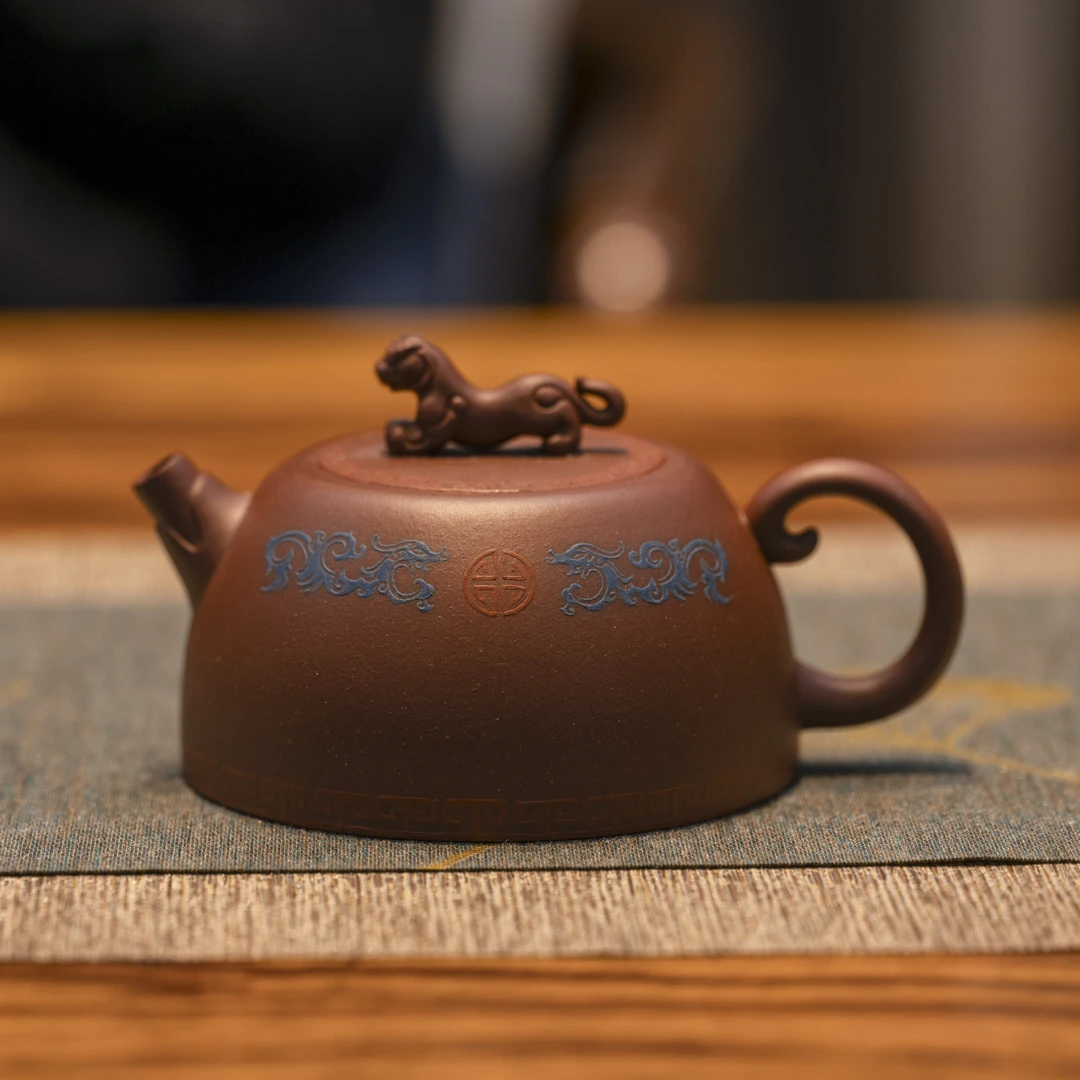 泥绘十二生肖之【虎虎生威】宜兴紫砂壶 井栏壶 红降坡泥 贴花装饰