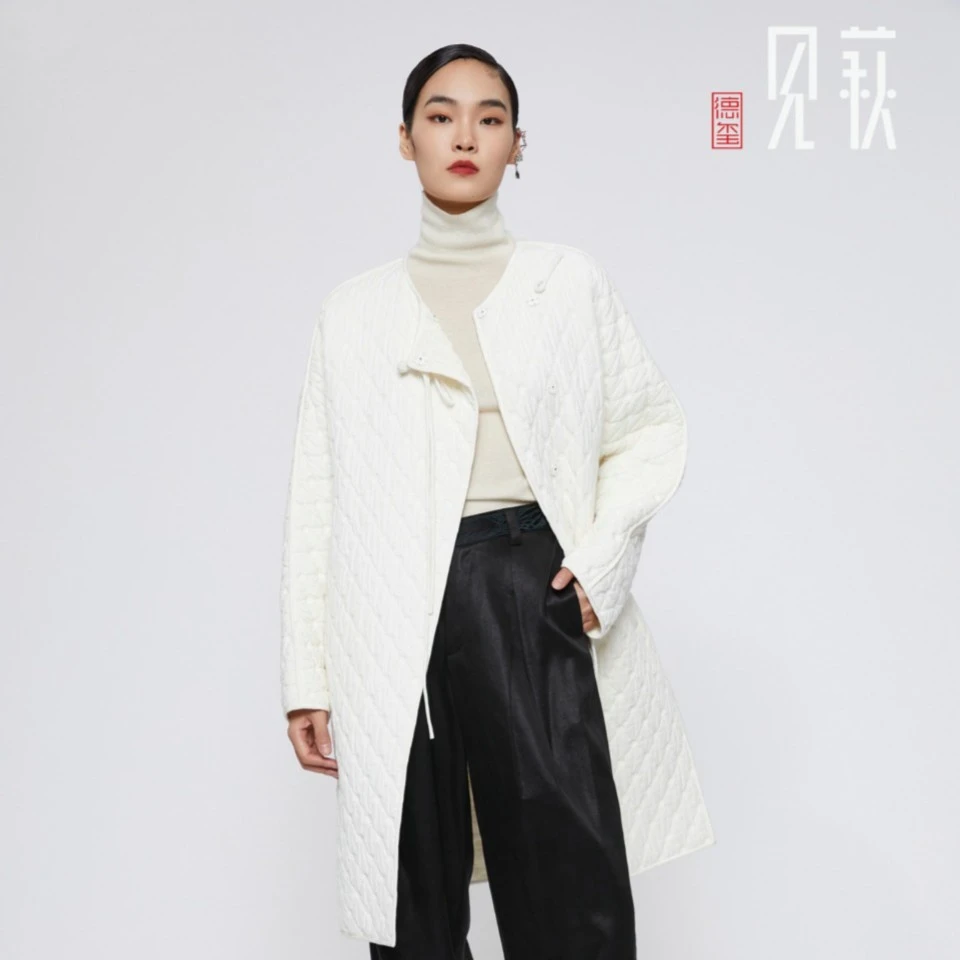 德玺见萩 米白菱格压花盘扣长款棉服 QZWC4M270