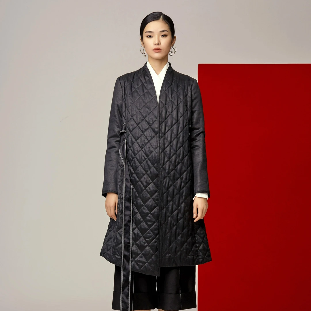 德玺见萩 香云纱冬季女装黑色交领长款系带棉服 L183S013