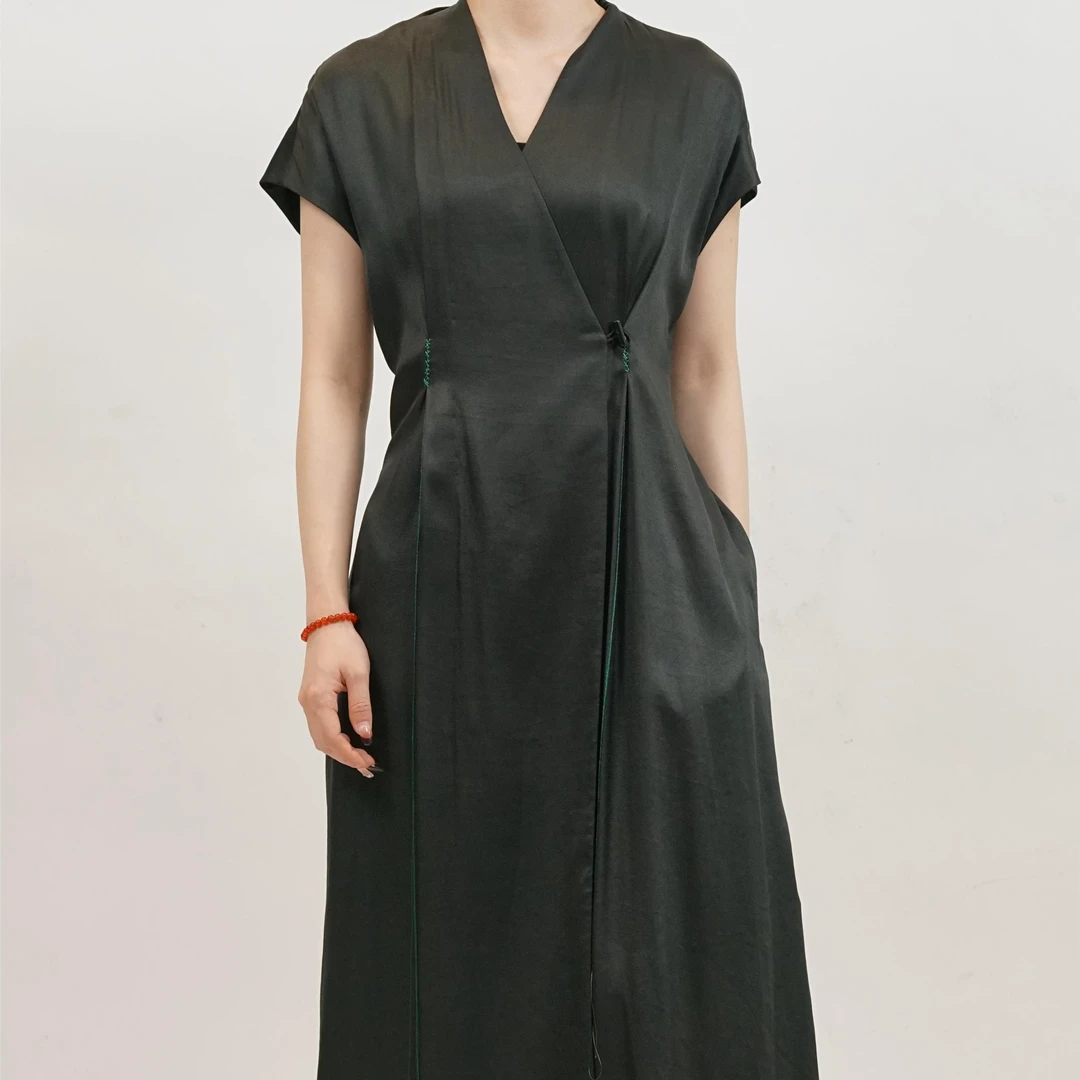 德玺见萩 弹力缎莨前片绿色流苏连衣裙 QZWE2L125