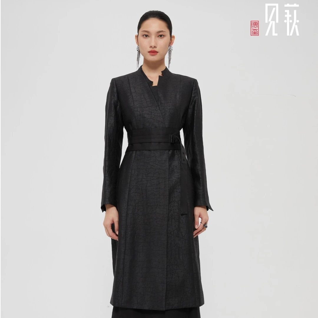 德玺见萩 黑色龟裂香云纱领口不对称风衣 QZWD4F366