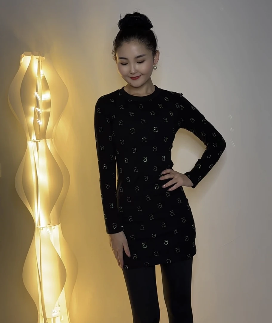 重工烫钻字母设计感修身显瘦长袖连衣裙小黑裙